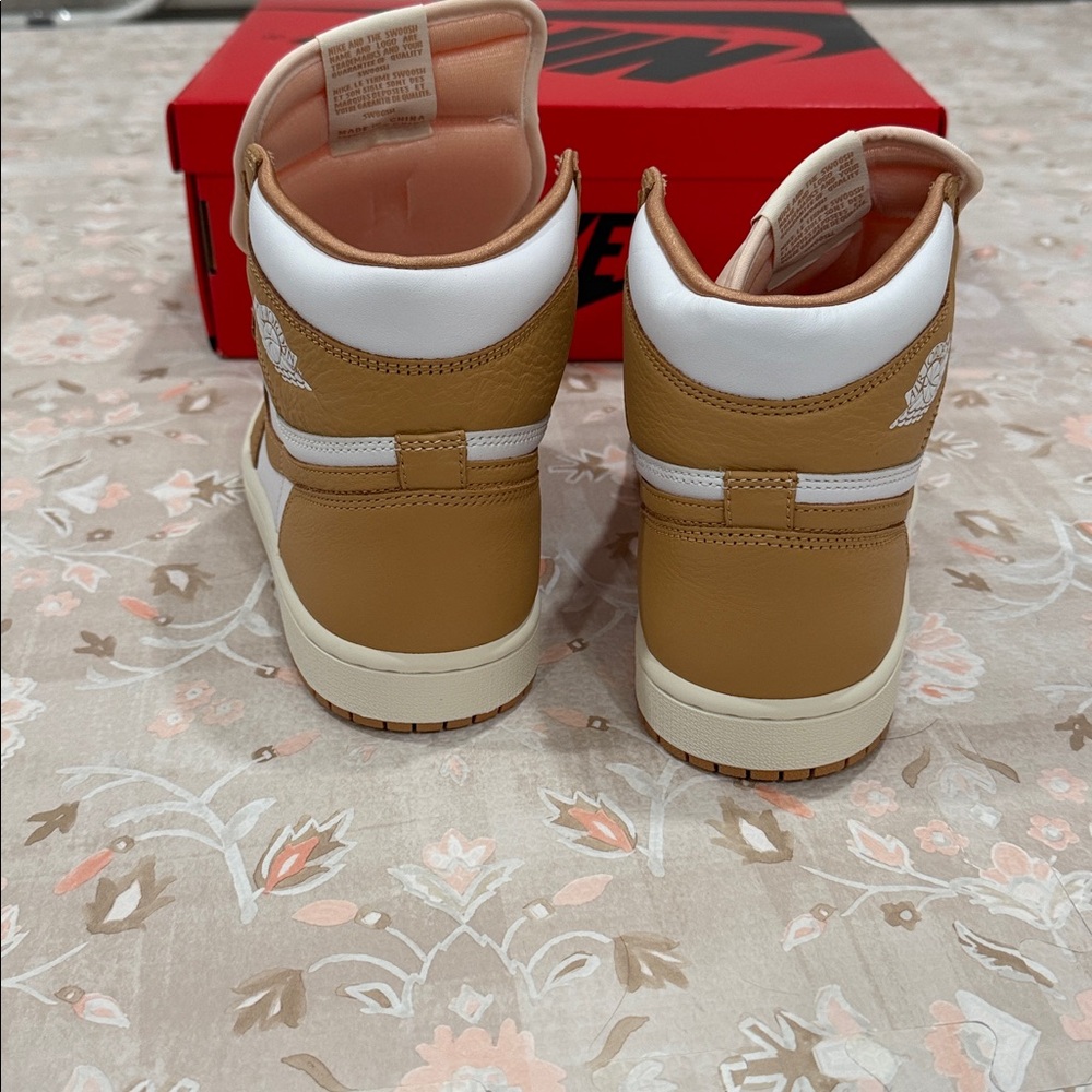 Nike Air Jordan 1 Retro High OG - Picture 8 of 8